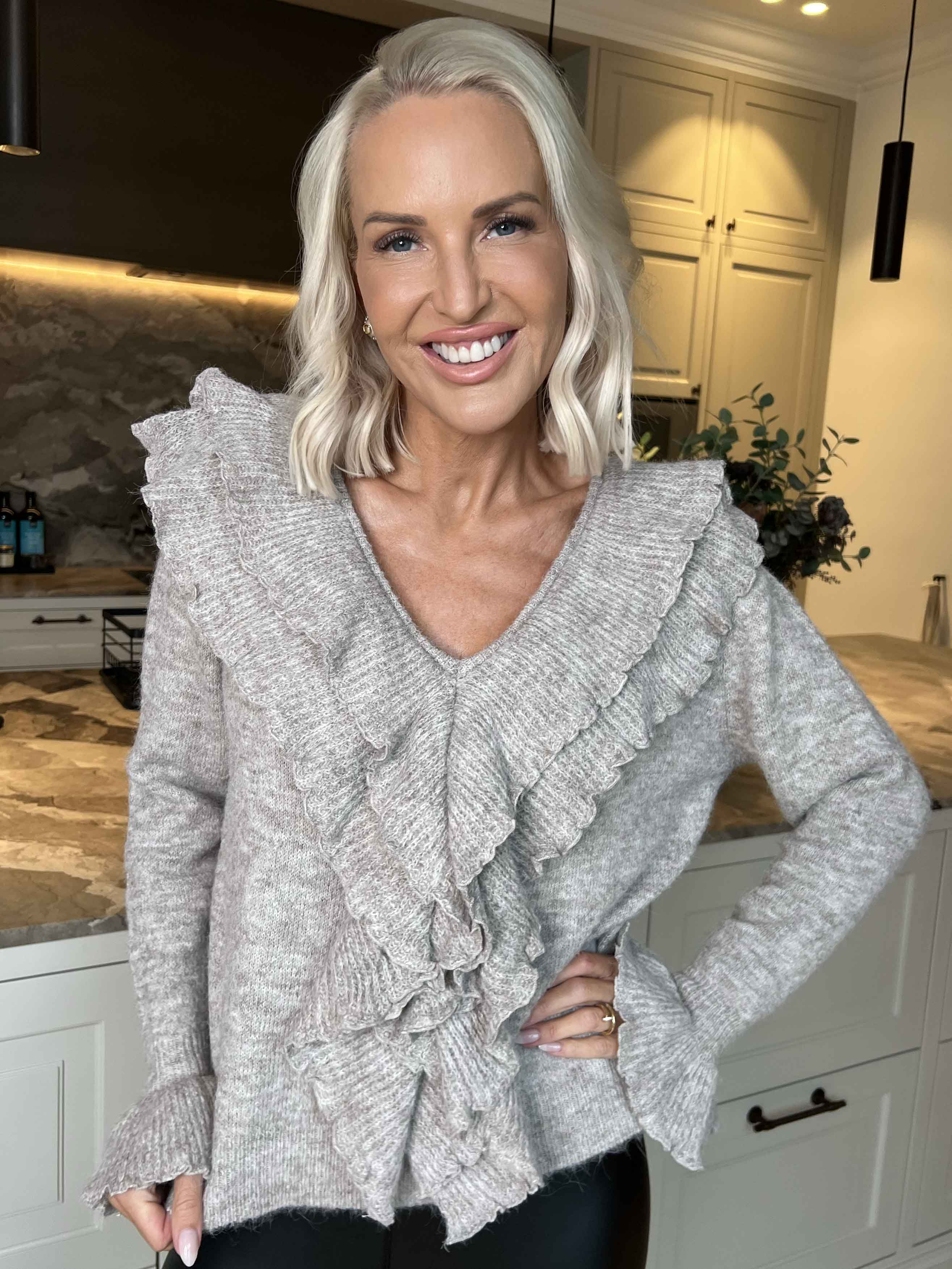 Serina - Feminin strikbluse med fine flæsedetaljer